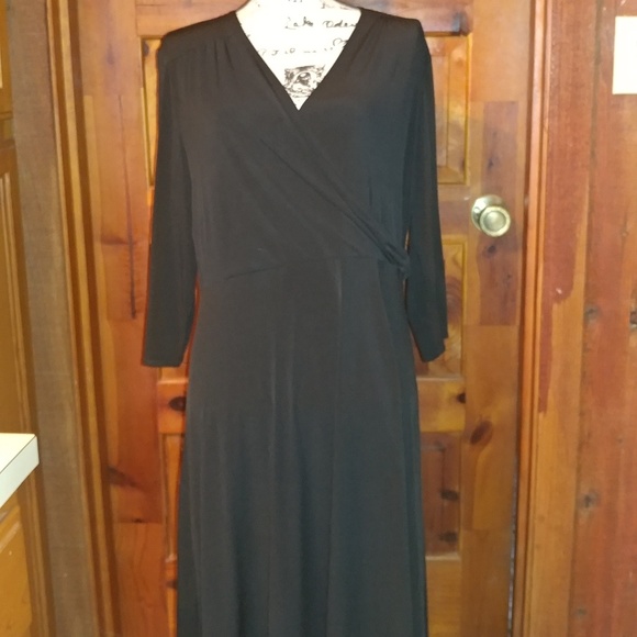 George Dresses & Skirts - 💙3/$25💙George Xl nice black dress with foldover V neck!